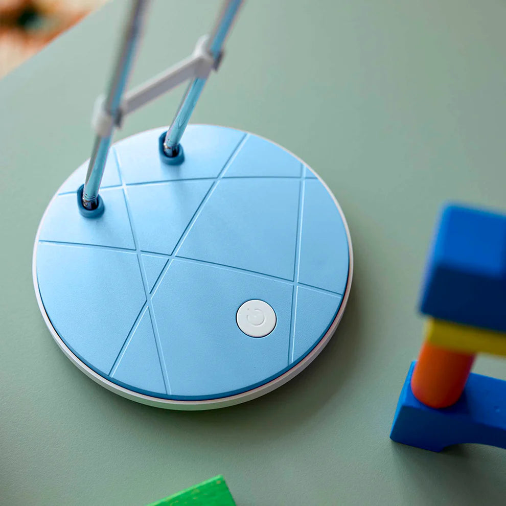 Zoomet helt ind på foden af A5 LED Bordlampe i Lyseblå med dens nemme betjening med tænd og sluk knap