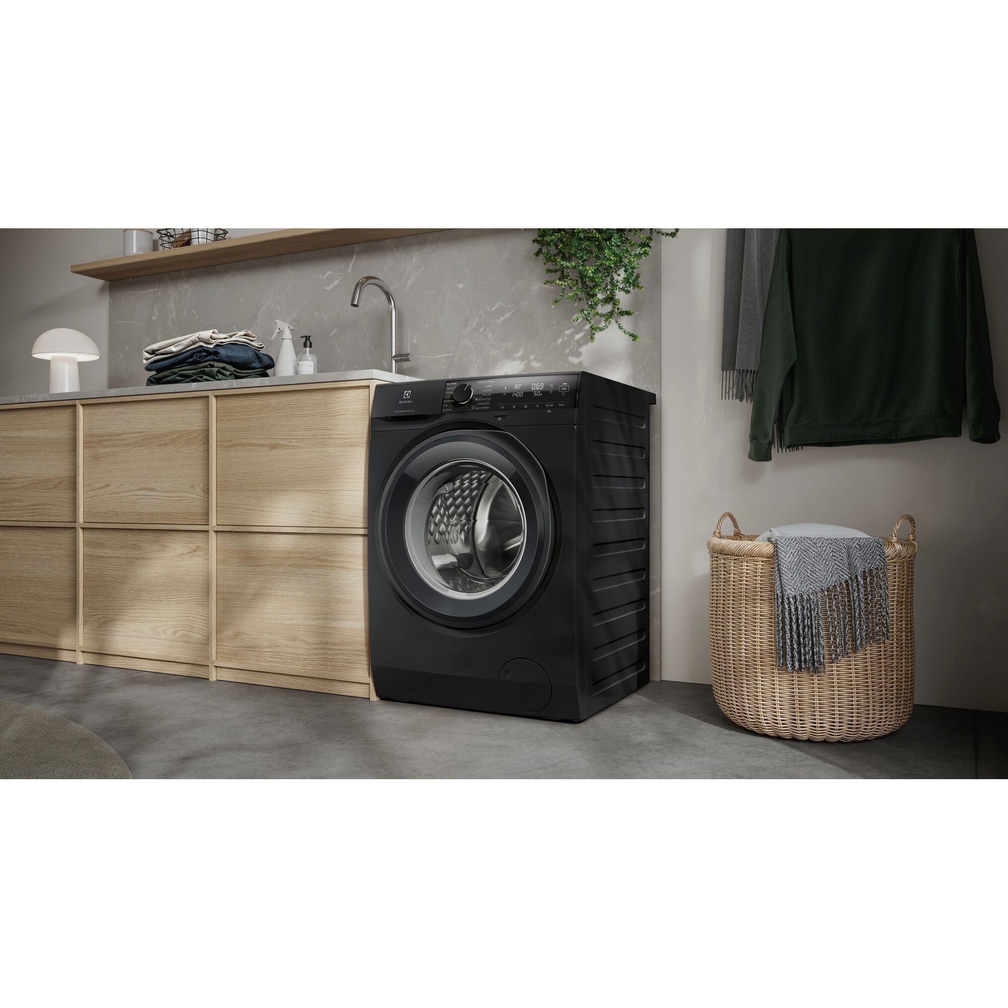 Den æstetiske Electrolux EFI742LX4G vaskemaskine 10.5 kg placeret i vaskerummet