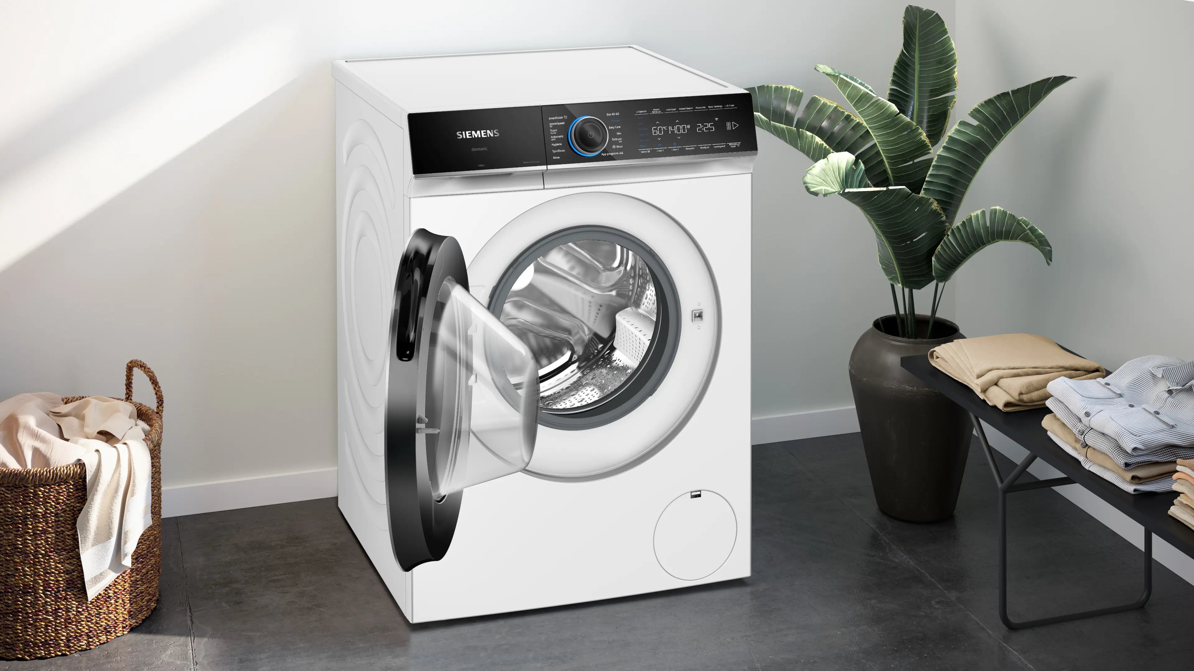 Siemens WG44B2APDN iQ700 placeret i vaskerummet med åben låge 
