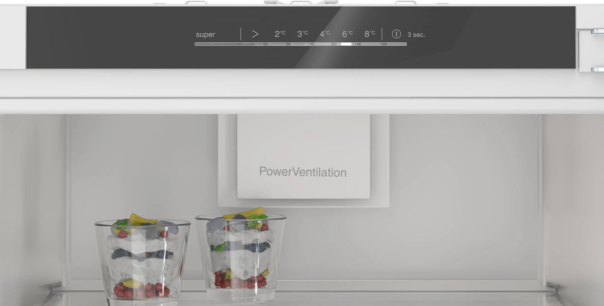 Kontrolpanelet til at styre temperaturen i Siemens KI81REDD0 iQ500 integrerbart køleskab