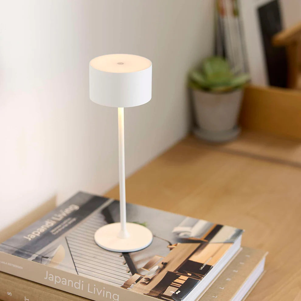 Den æstetiske Bistro LED Bordlampe i Hvid placeret i stuen for dens behagelige belysning