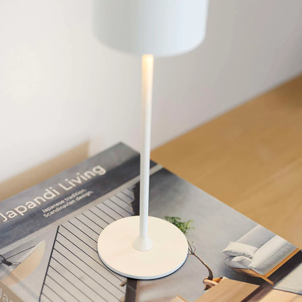 Zoomet helt ind på Bistro LED Bordlampe i Hvid med dens elegante design