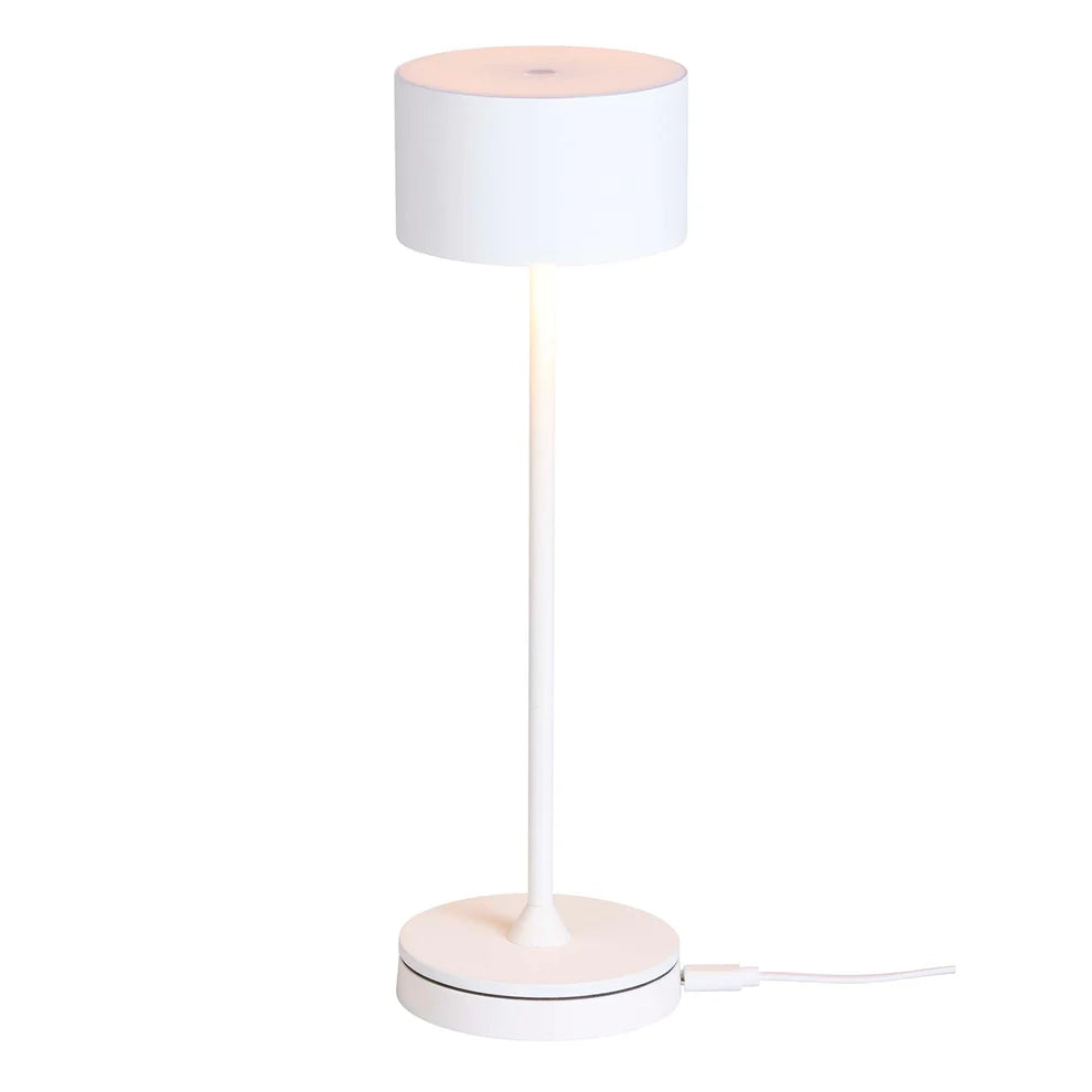 Den unikke designet Bistro LED Bordlampe i Hvid placeret på sin ladestation