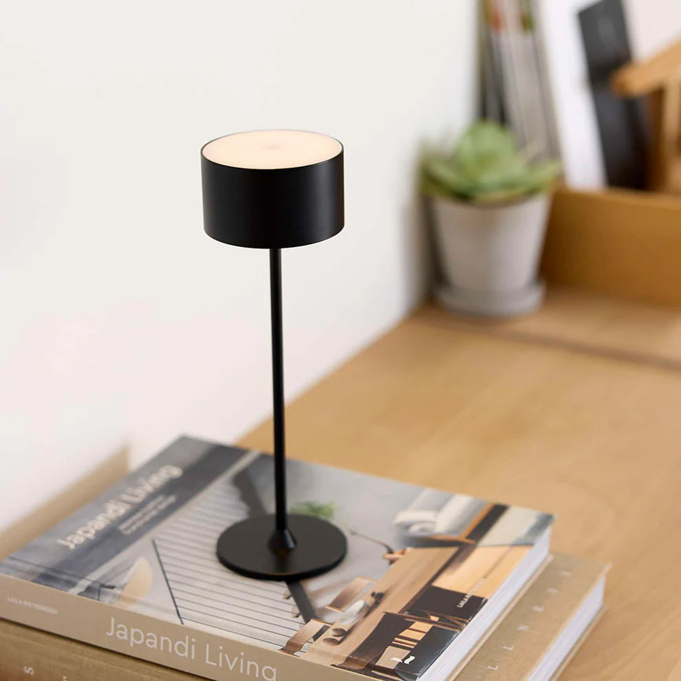 Den elegante designet Bistro LED Bordlampe i Sort placeret i stuen for dens varme og hyggelige belysning
