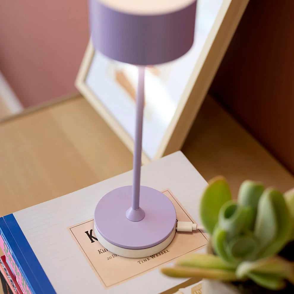 Zoomet ind på den elegante designet Bistro LED Bordlampe i Støvet Lilla placeret på hylden i stuen