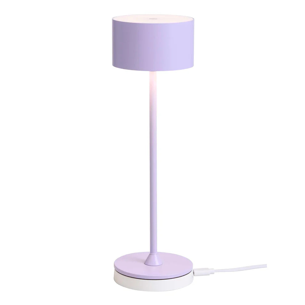 Den unikke designet Bistro LED Bordlampe i Støvet Lilla placeret på dens lade station