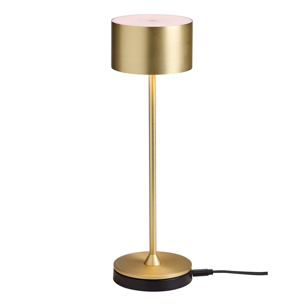 Den unikke designet Bistro LED Bordlampe i Børstet Messing placeret på sin lade station farvet i sort