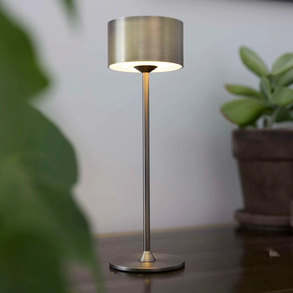 Zoomet helt ind på Bistro LED Bordlampe i Antik Børstet Messing placeret på hylden i stuen