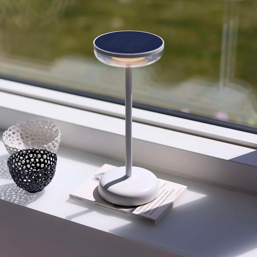 Den elegante designet Breeze LED Bordlampe i Hvid placeret i stuen for dens varme belysning