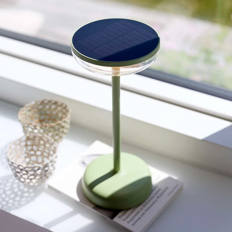 Zoomet ind på den unikke solcelledrevet Breeze LED Bordlampe i Støvet Grøn