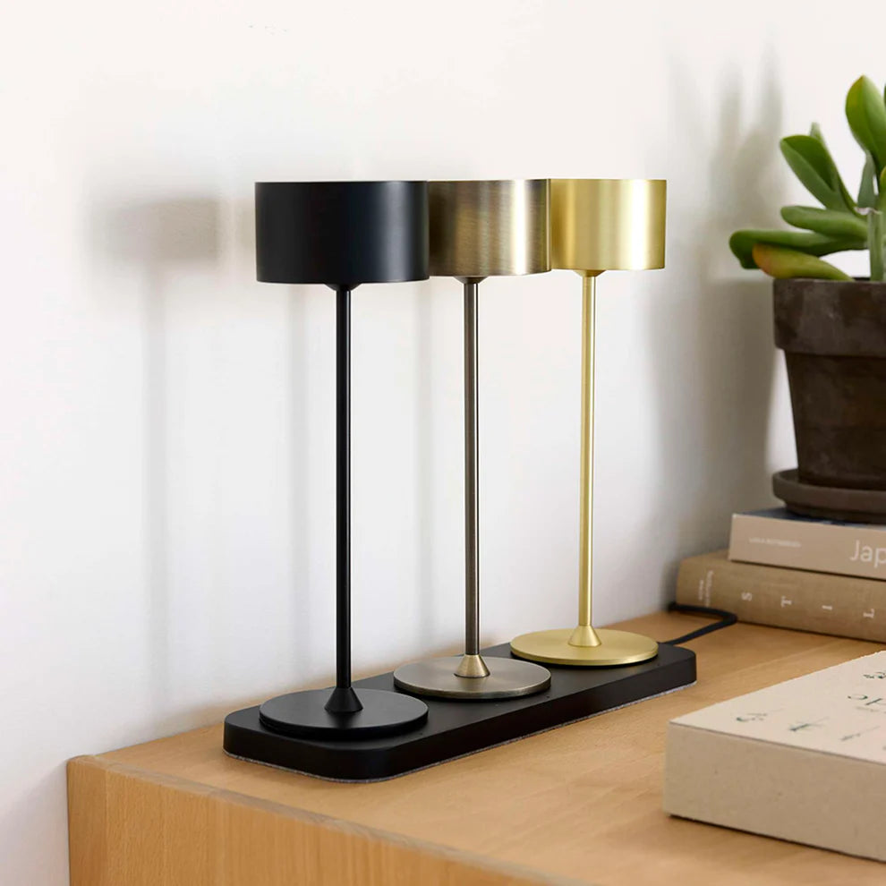 Den unikke designet Ladestation Trådløs til 3 Lamper i Sort placeret i stuen med 3 lamper til ladning