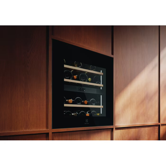 Electrolux EWCD280B6B indbygget vinkøleskab integreret i køkkenet