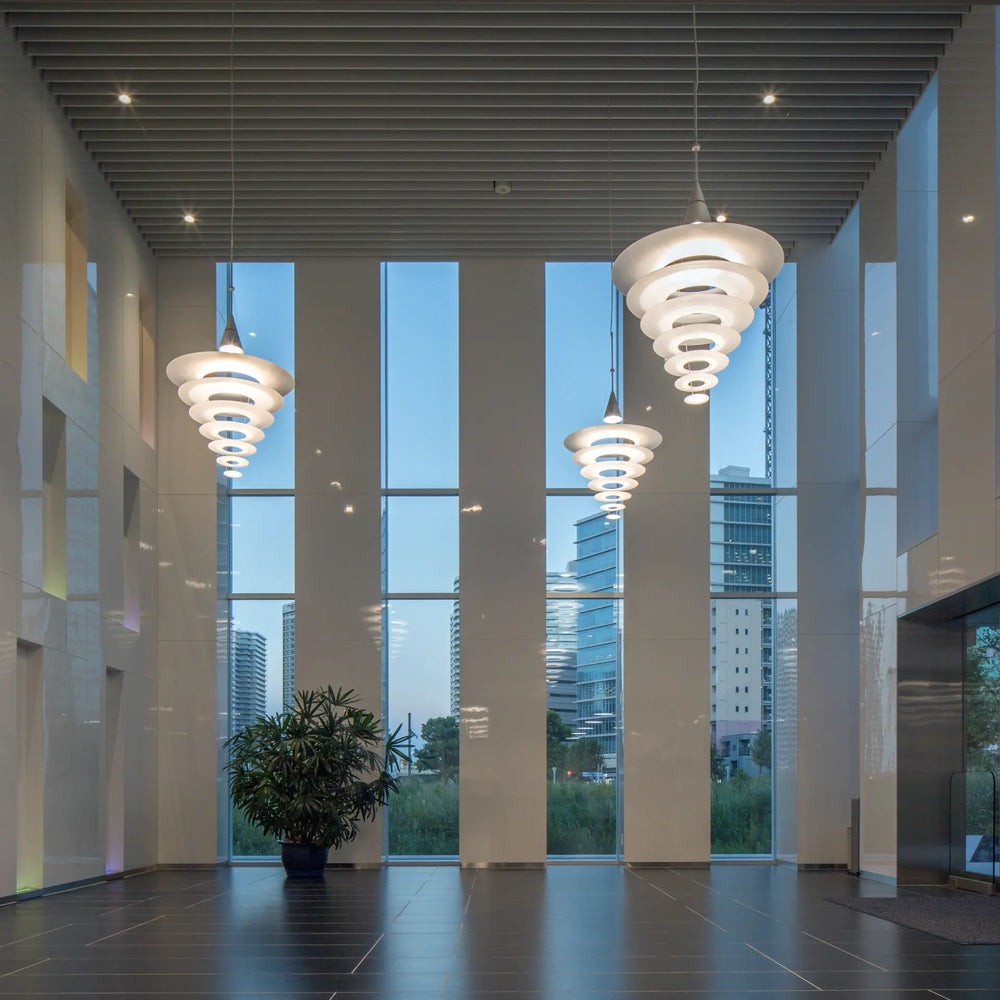 Enigma 825 Pendel Børstet Aluminium hængt op i lobbyen for dens behagelige belysning og unikke design