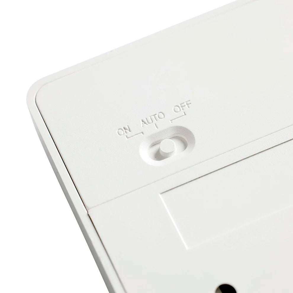 Zoomet helt ind på bagsiden af Nighttime LED batterilampe med sensor i Hvid med dens unikke og nemme betjening