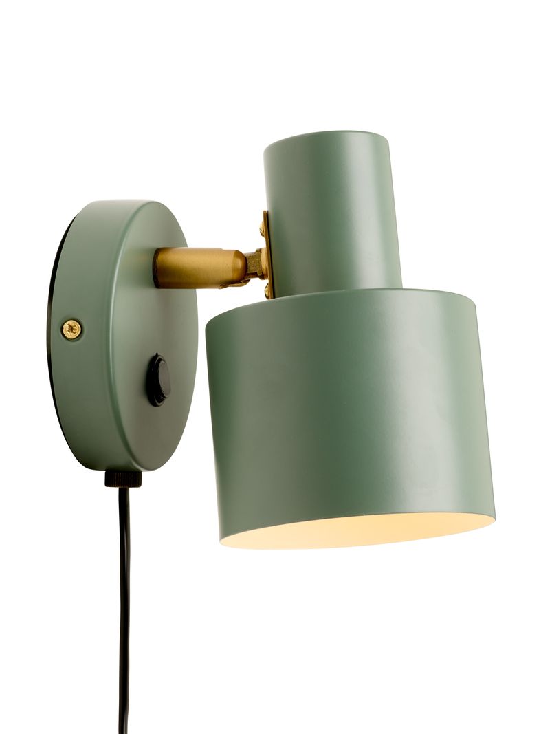 Den elegante designet Vogue Væglampe E27 Soft Eucalyptus/Antique fra Halo Design hængt op af væggen for dens behagelige belysning