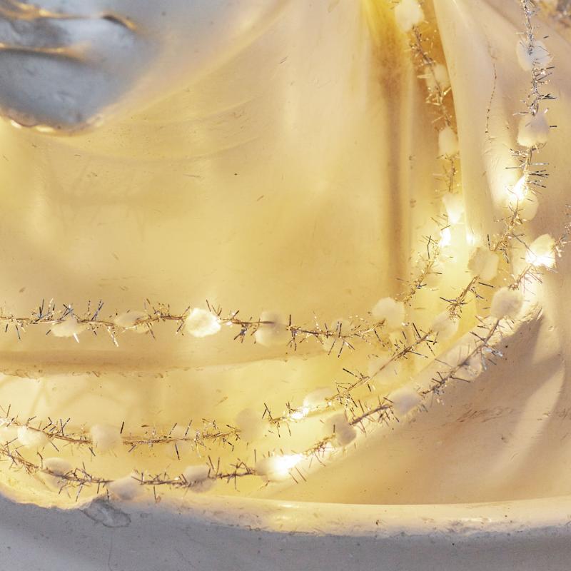 Den elegante Ina Lyskæde 20 LED 2m i Hvid/Sølv hængt op i stuen for dens varme og behagelige belysning