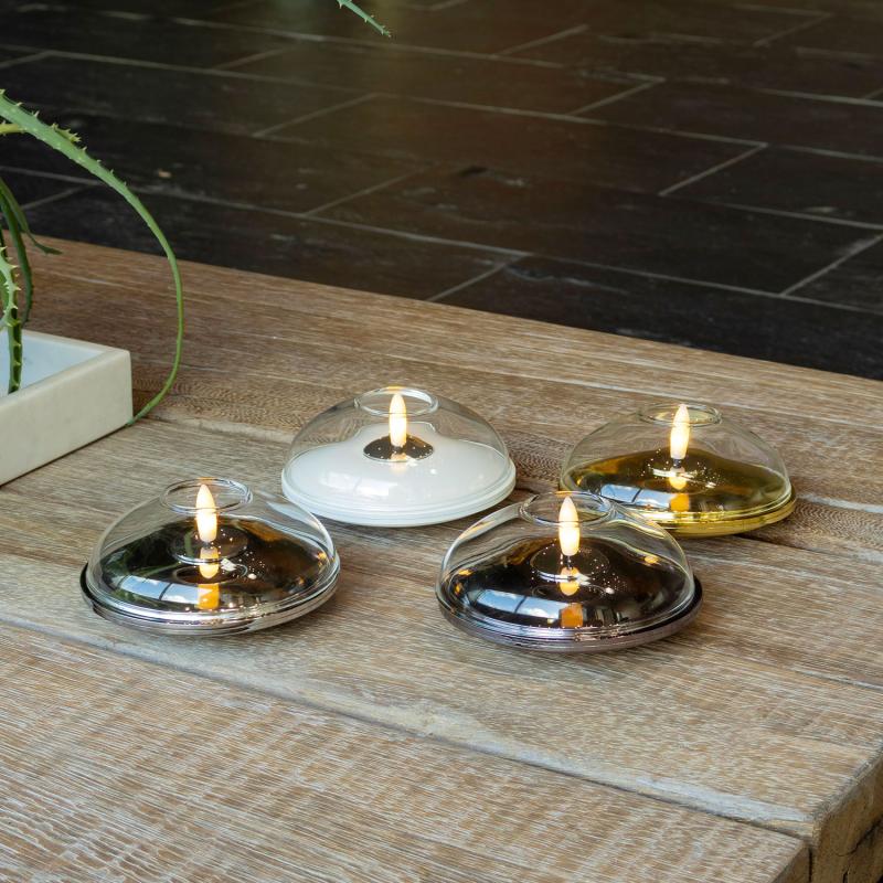 Den unikke designet Lia Genopladelig Ø10 x 5cm i Krom placeret på bordet i stuen for dens hyggelige belysning 