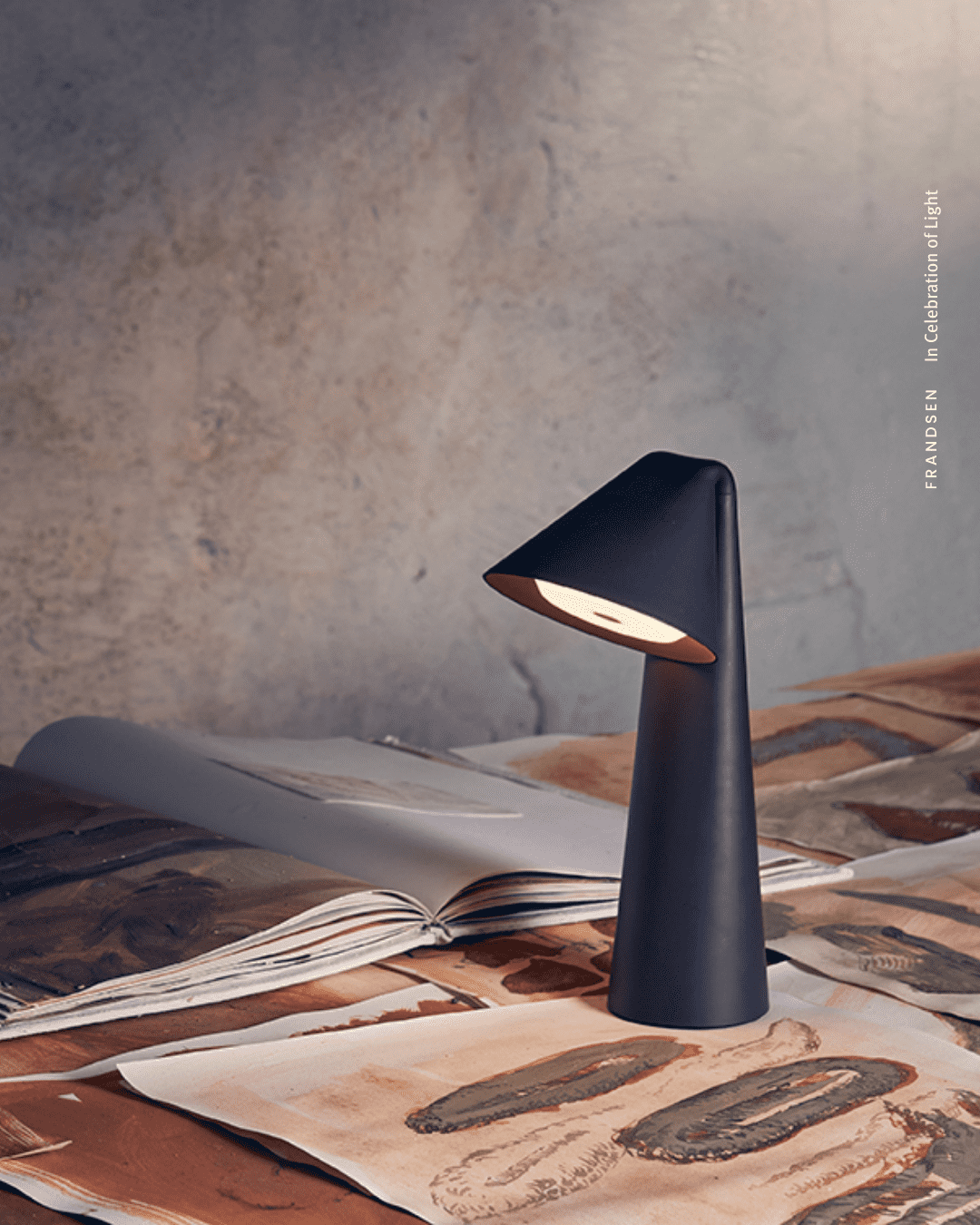 Ami Portable Lamp Chocolate Clay helt tæt på den unikke lampe