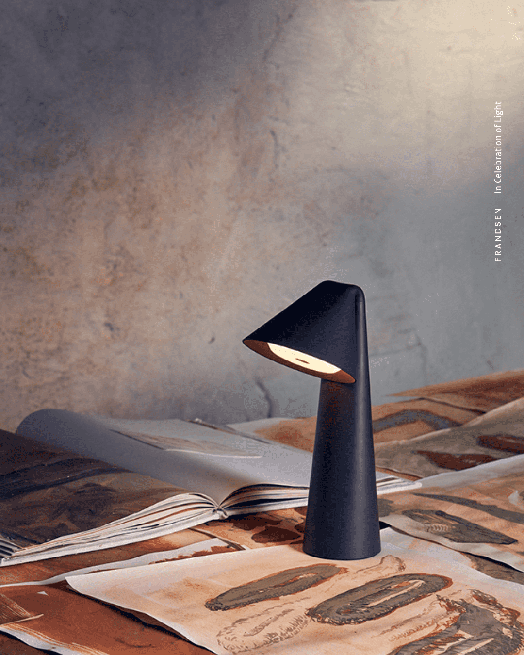 Ami Portable Lamp i Chocolate Clay på arbejdsbordet