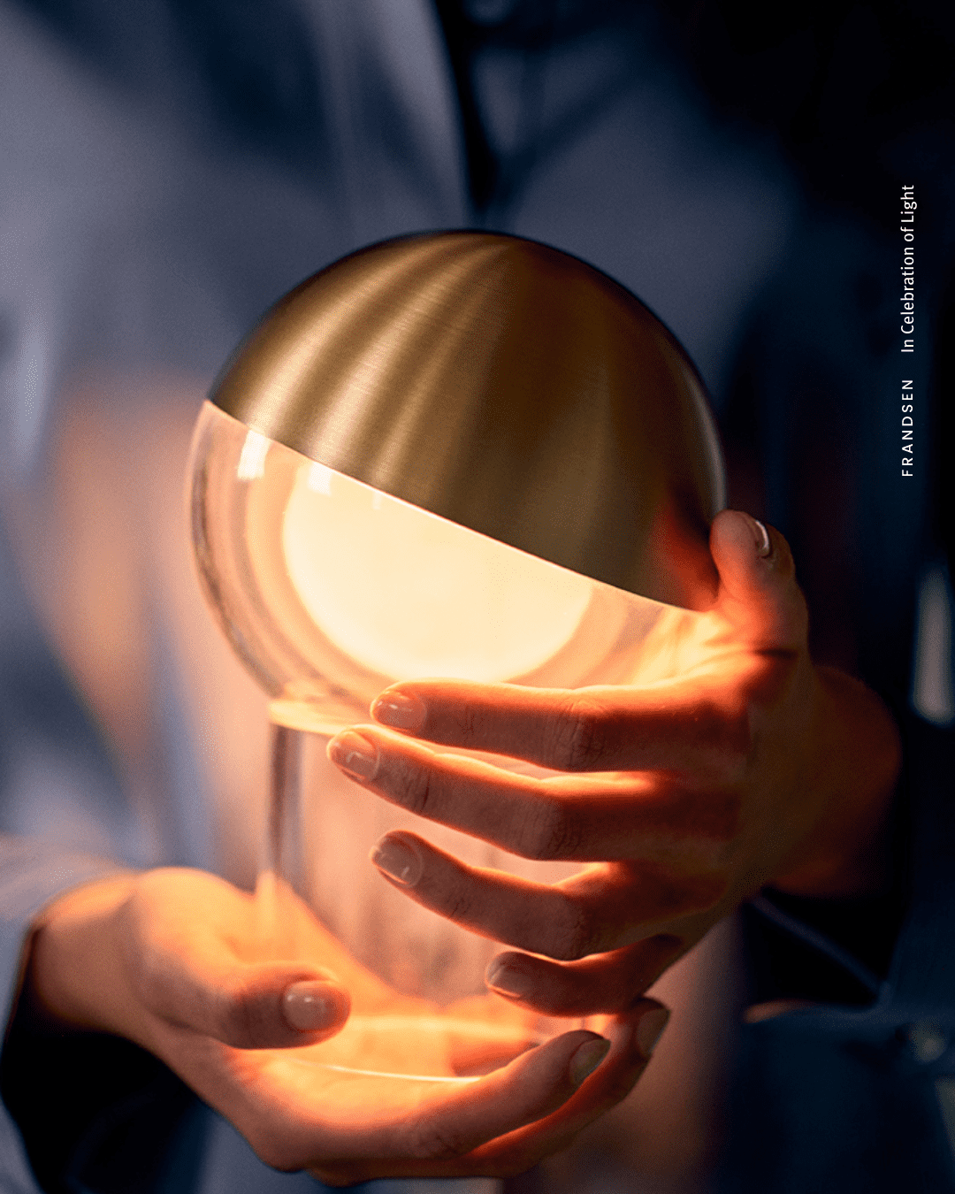 Helt tæt på Pila Portable Table Lamp i Solid Brass