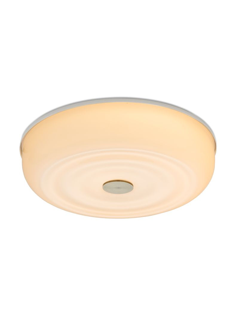Den elegante designet Wave Loftslampe Ø20 fra Halo Design hængt op på loftet for dens behagelige belysning i hele rummet