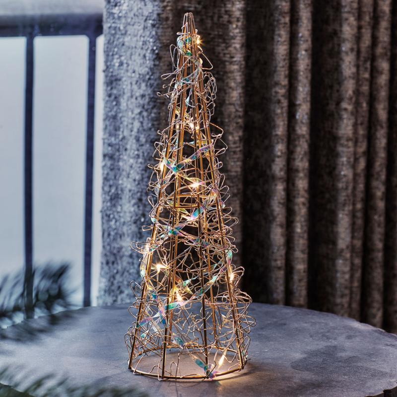 Det æstetiske Lily Juletræ Lille 15 LED i Guld placeret i stuen for dens hyggelige og stemningsfulde belysning