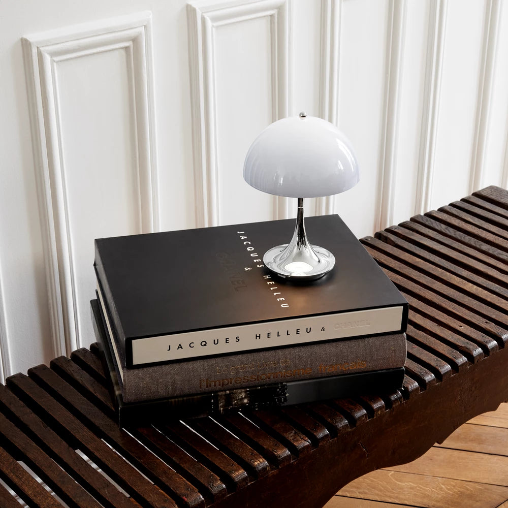 Panthella V3 er det nyeste skud på Louis Poulsens serie af portable bordlamper - nu i sart blå og krom