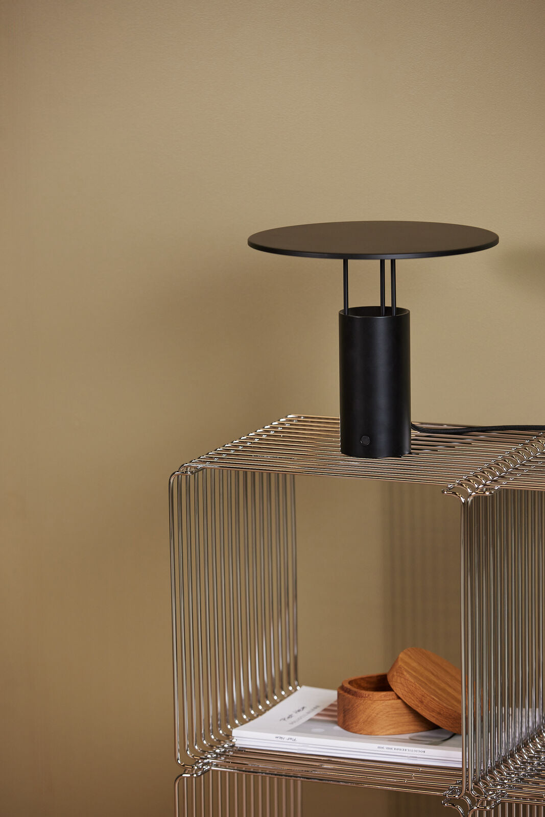 Piet Hein Tempel280 sort bordlampe på reol