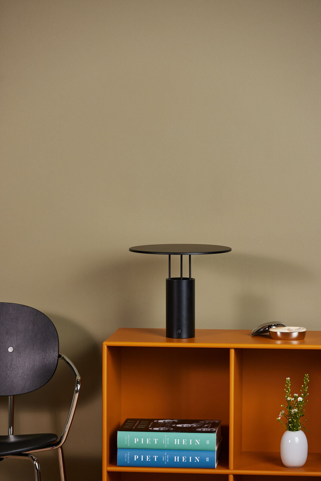 Piet Hein Tempel280 sort bordlampe i stue på reol