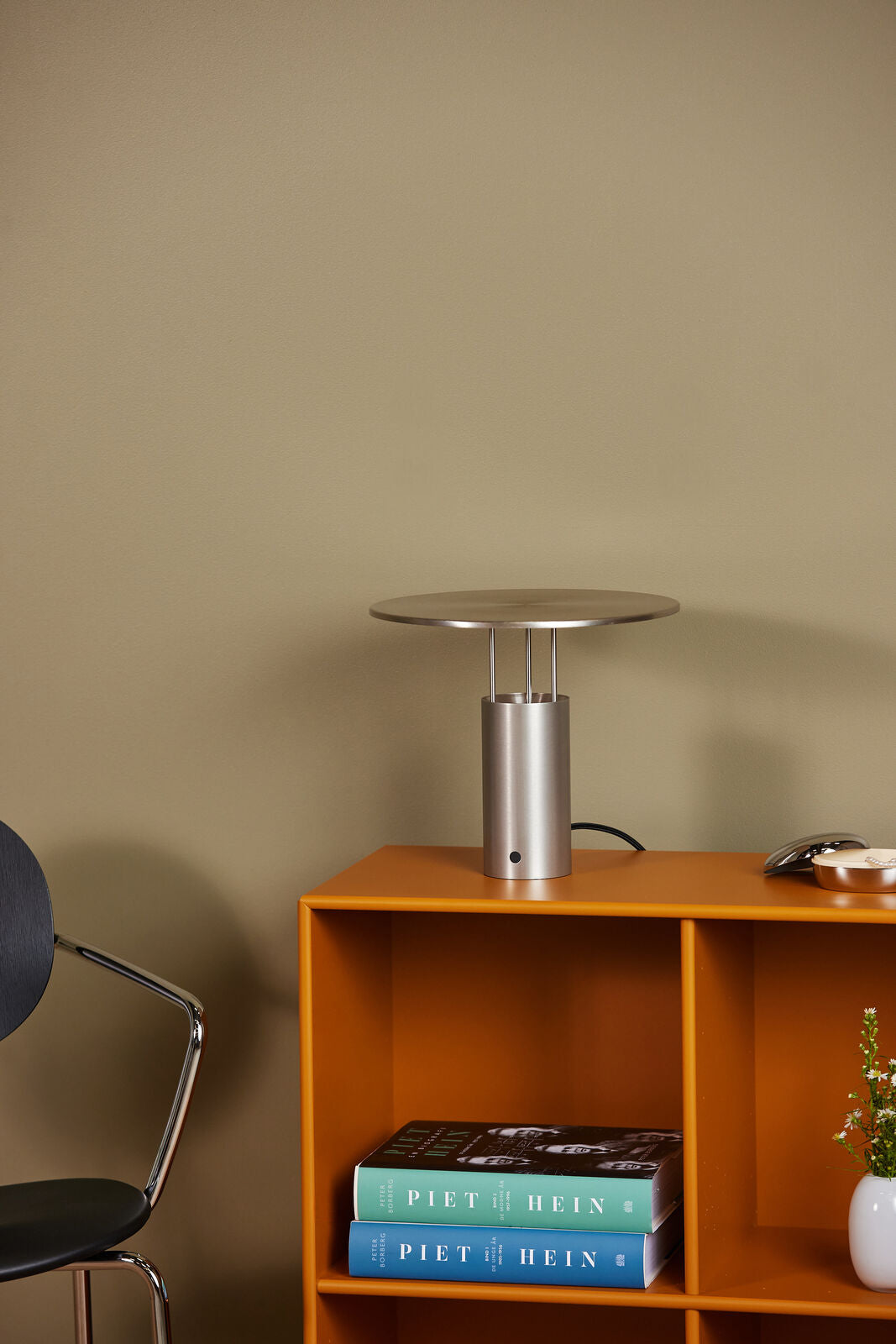 Piet Hein Tempel280 stål LED portable bordlampe på reolen