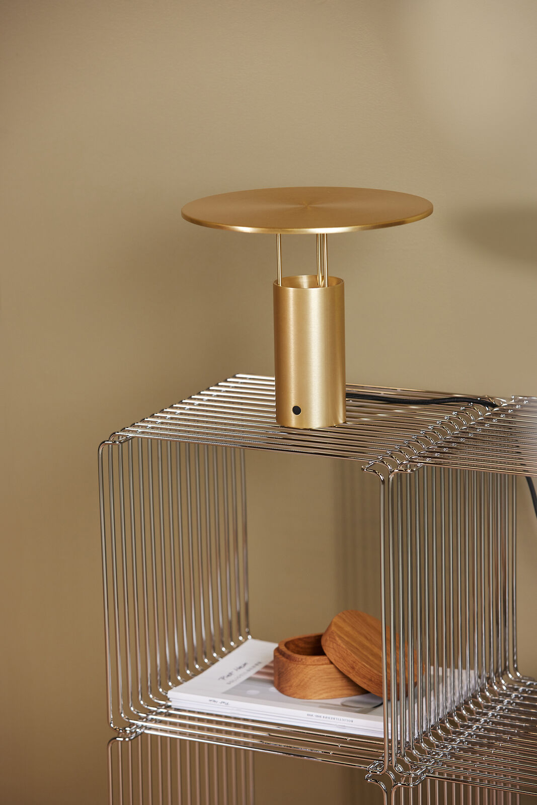 Piet Hein Tempel280 messing LED portable bordlampe på reol