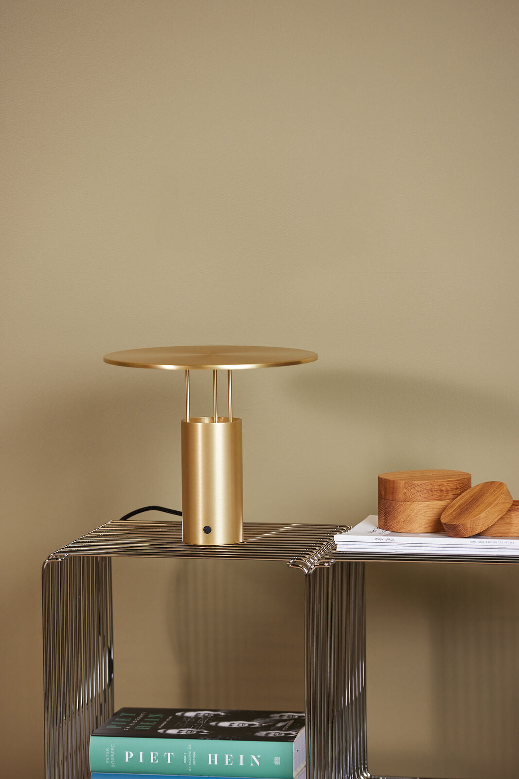 Piet Hein Tempel280 messing LED portable bordlampe på reol alternativ