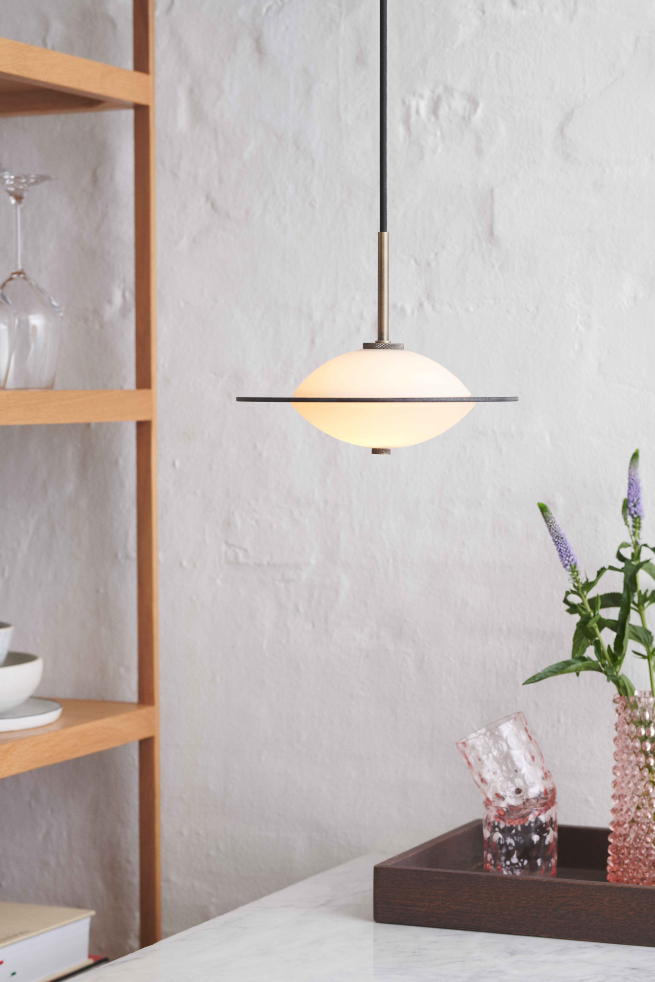 Orbit Pendel Ø24 Opal Glass, Antique Brass Metal - Halo Design