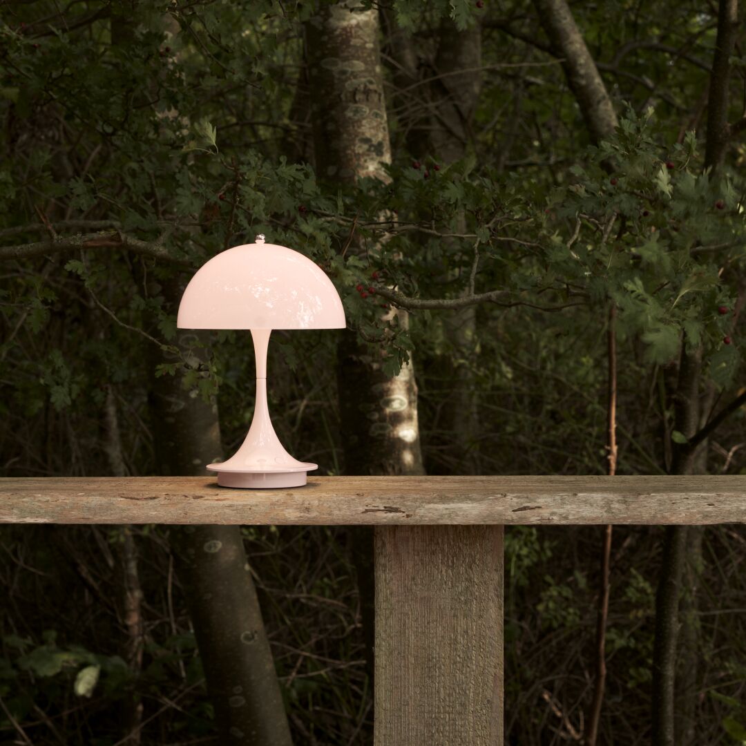 Den smukke Panthella lampe i rose ude i naturen