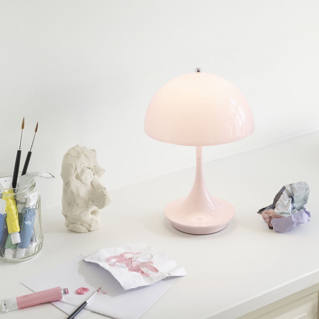 Rosa Panthella 160 portable lampe på et børneværelse