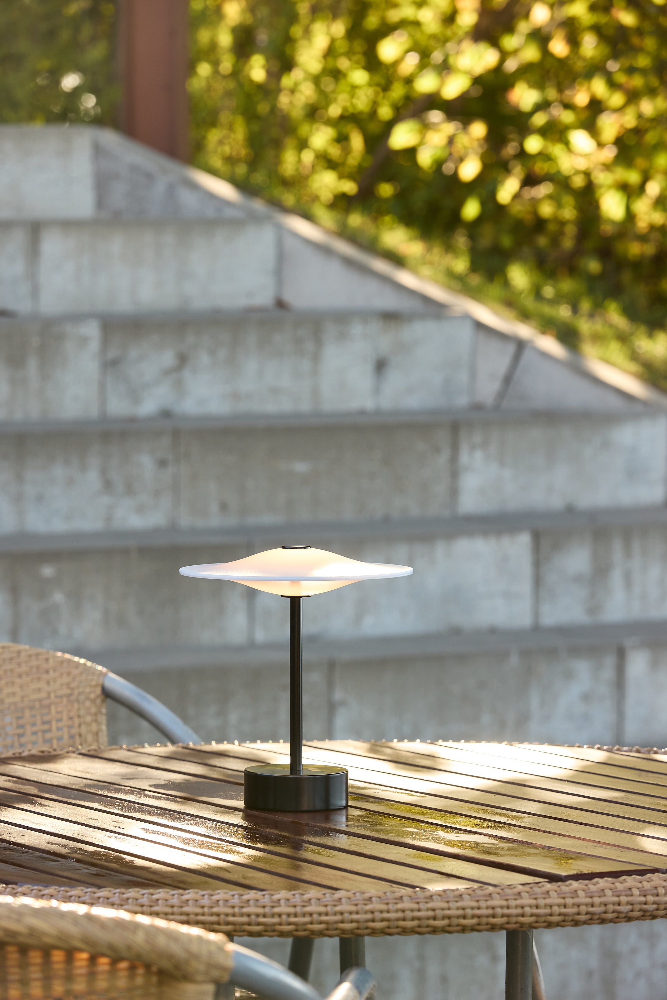 Piet Hein Sinus22 Bordlampe i Sort med dens varme og hyggelige belysning og unikke skandinaviske design