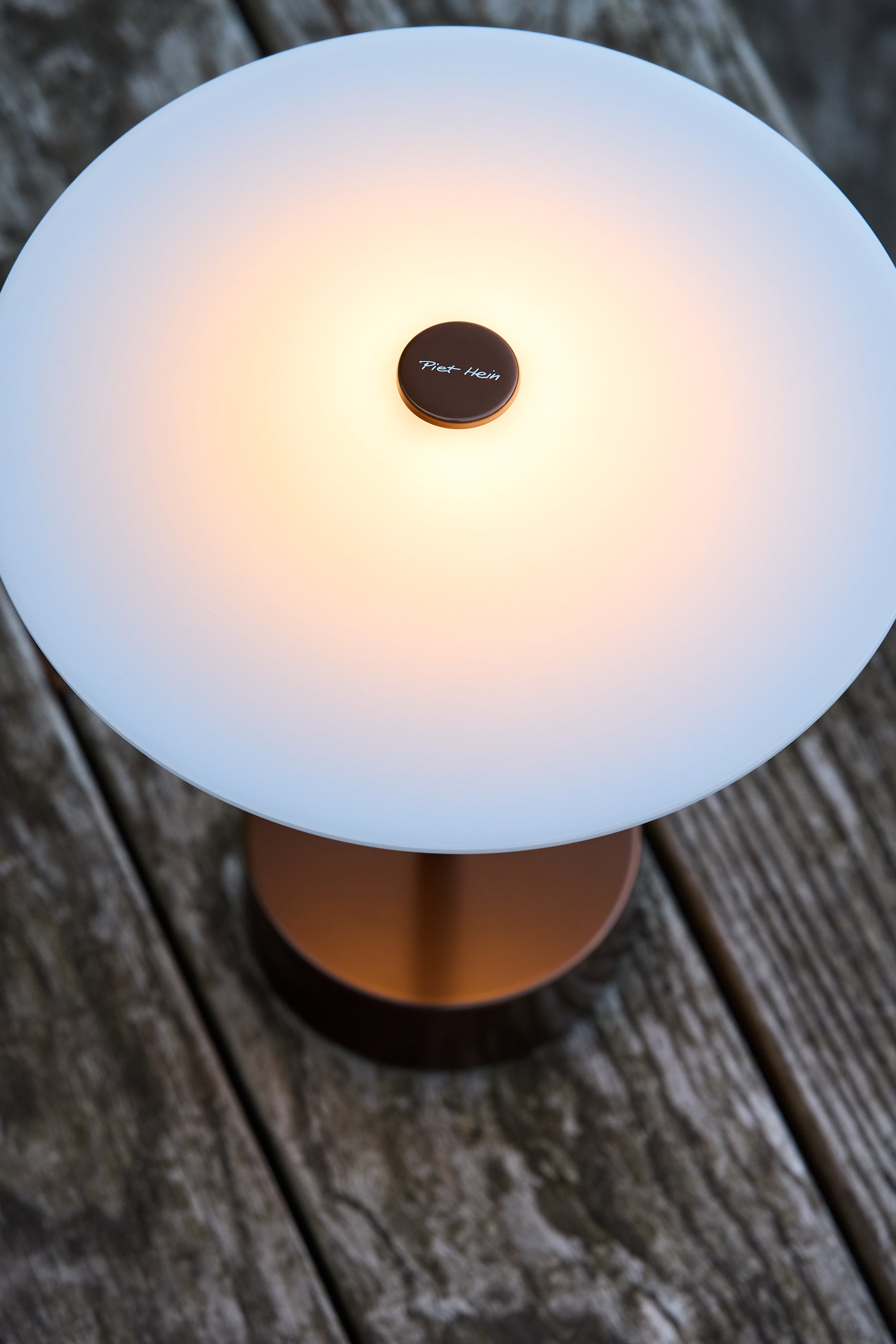 Zoomet helt ind på toppen af Piet Hein Sinus22 Bordlampe i Aged Bronze