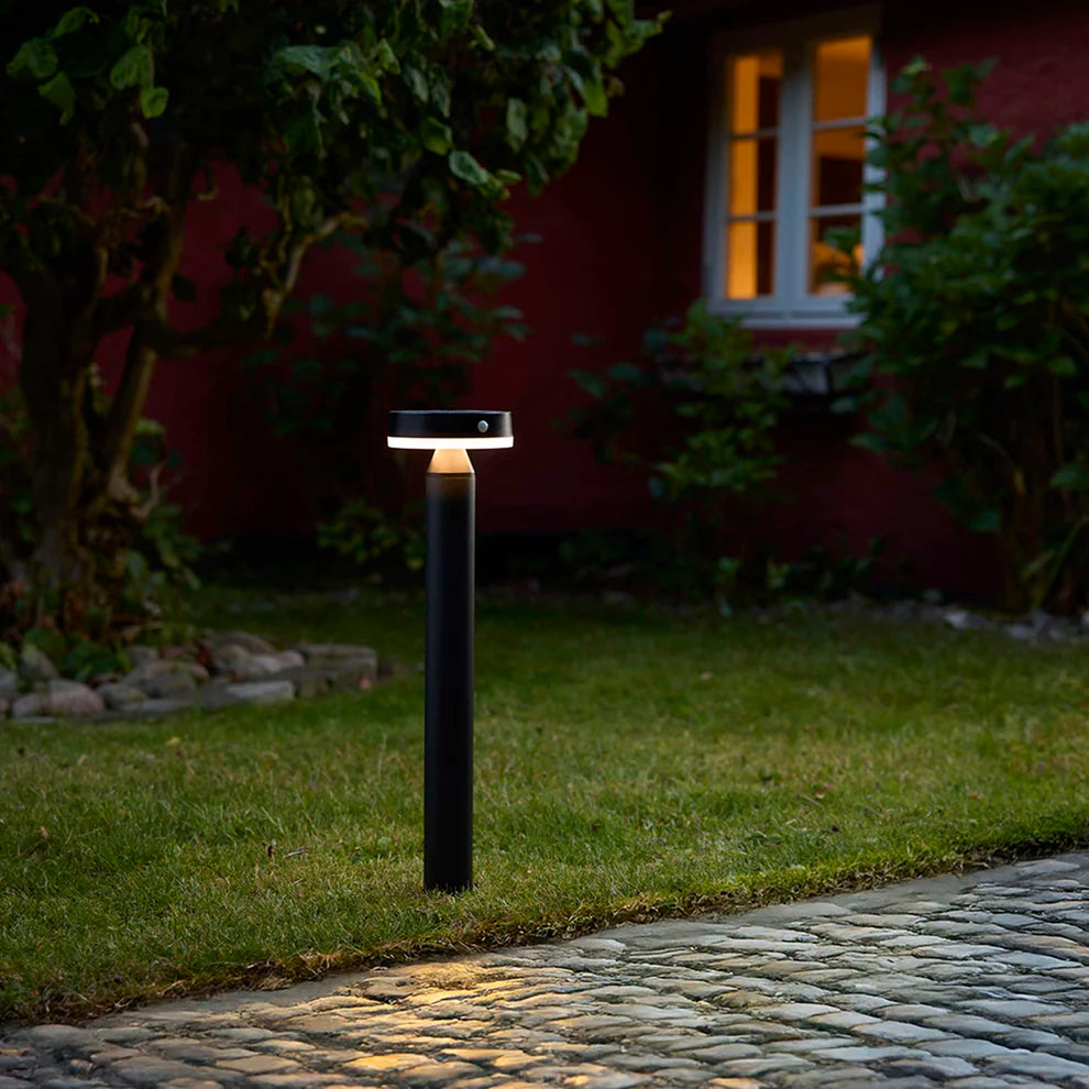 Den æstetiske Moonlight LED Solcelle Havelampe i Sort i baghaven for dens behagelige belysning