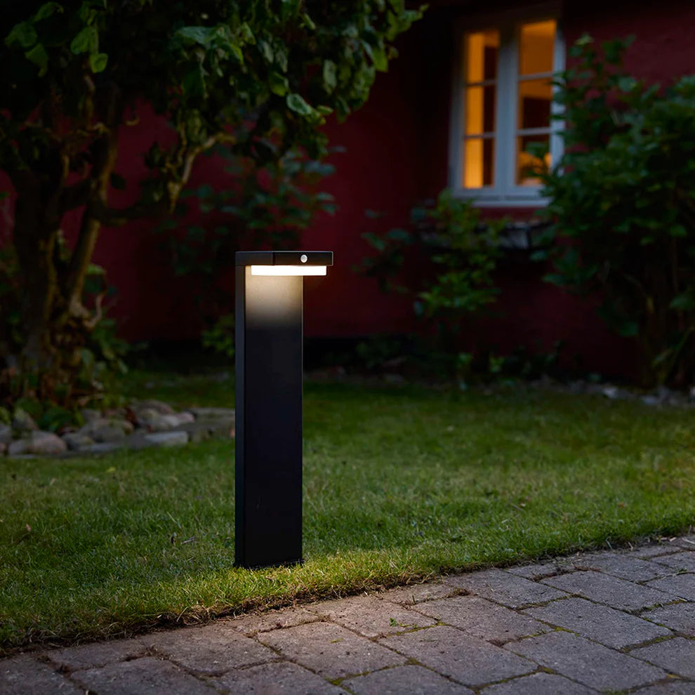 Den æstetiske Starlight LED Solcelle Havelampe i Sort placeret i haven for dens varme belysning