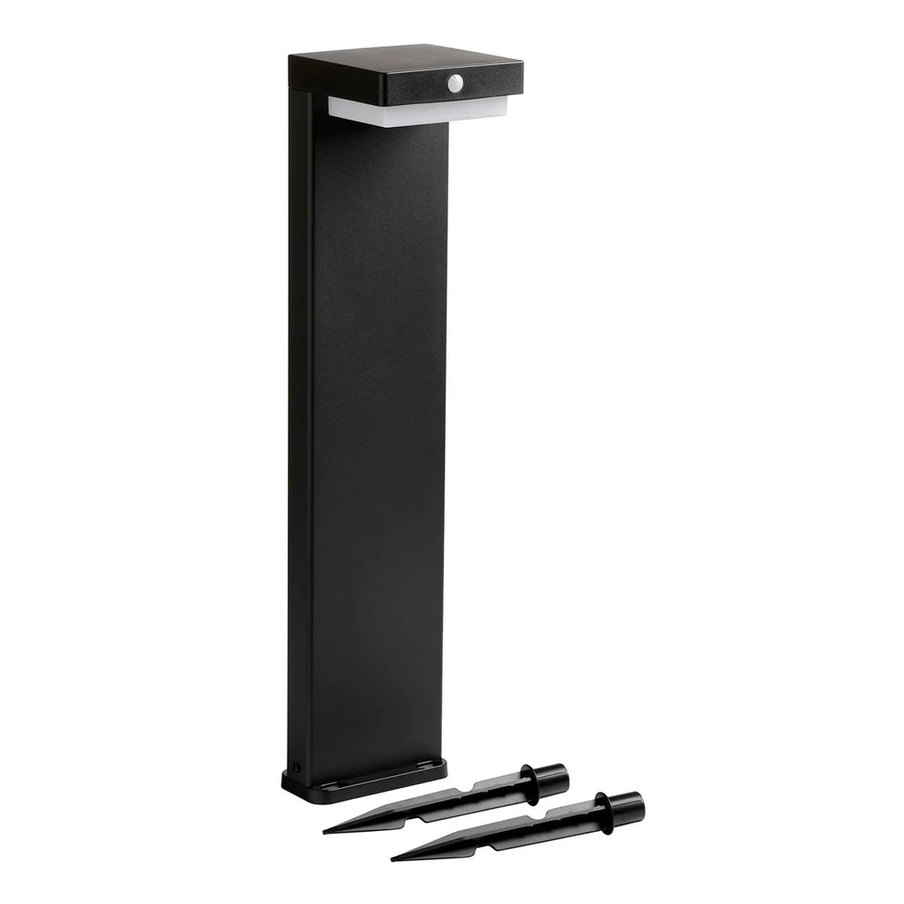 Den unikke designet Starlight LED Solcelle Havelampe i Sort placeret foran en hvid væg for en flot kontrast