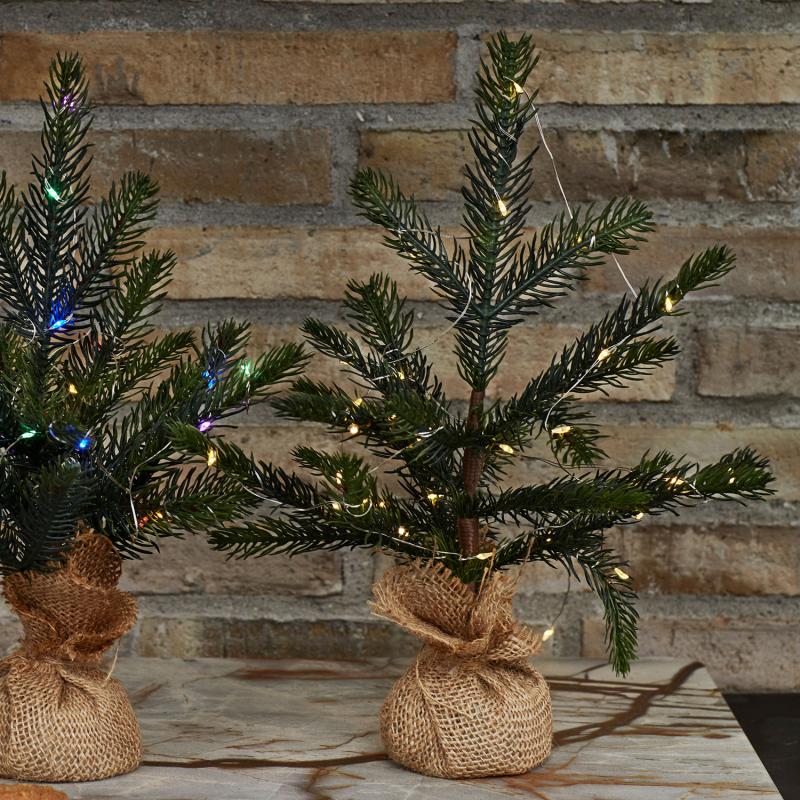 Det unikke designet Bella Juletræ 30cm 20 LED i Grøn placeret på en bænk 