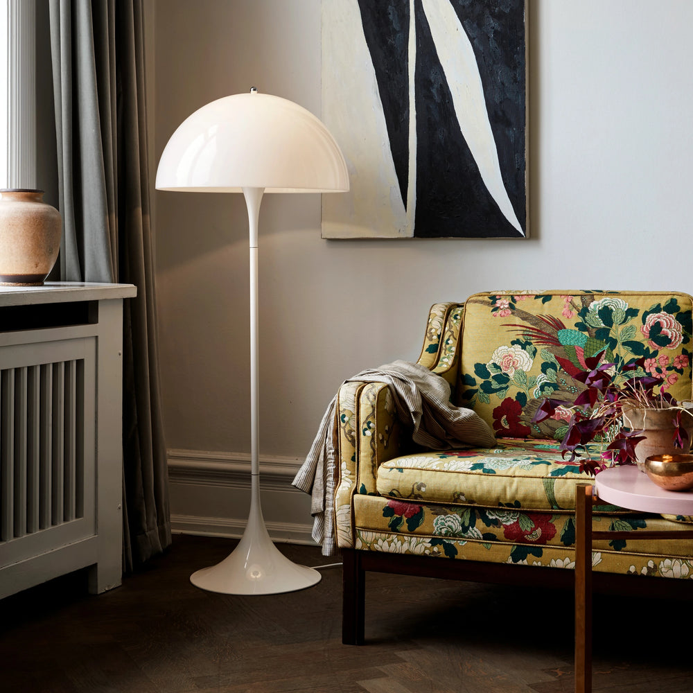Panthella Ø40 Opal White gulvlampe tændt i stuen