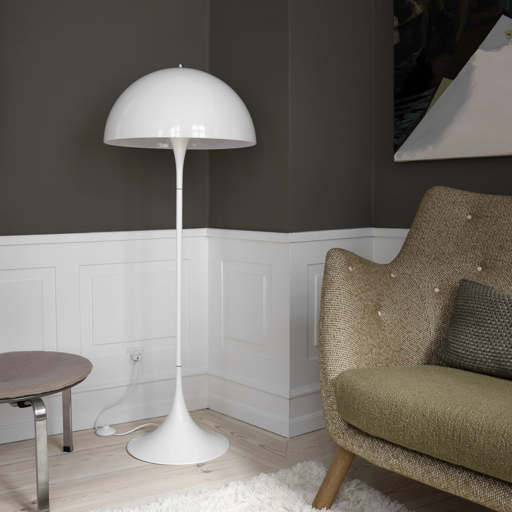 Panthella Ø40 Opal White gulvlampe slukket i hjørnet