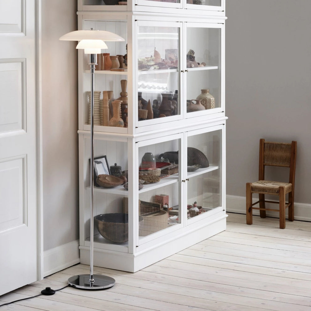 PH 3½-2½ Gulvlampe Højglansforkromet placeret i stuen for den behagelige belysning i hele rummet