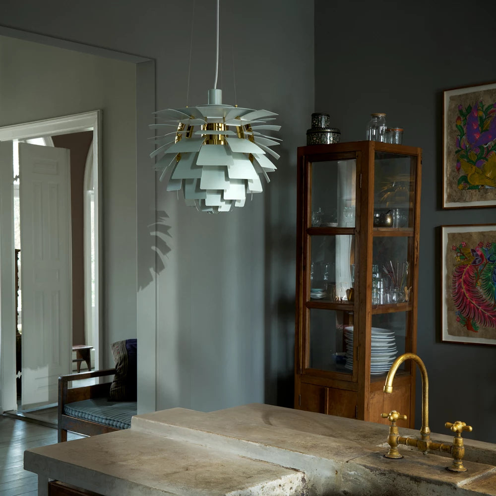 PH Artichoke Ø 600 Pendel Dusty Green/Metallised Brass slukket i køkkenet