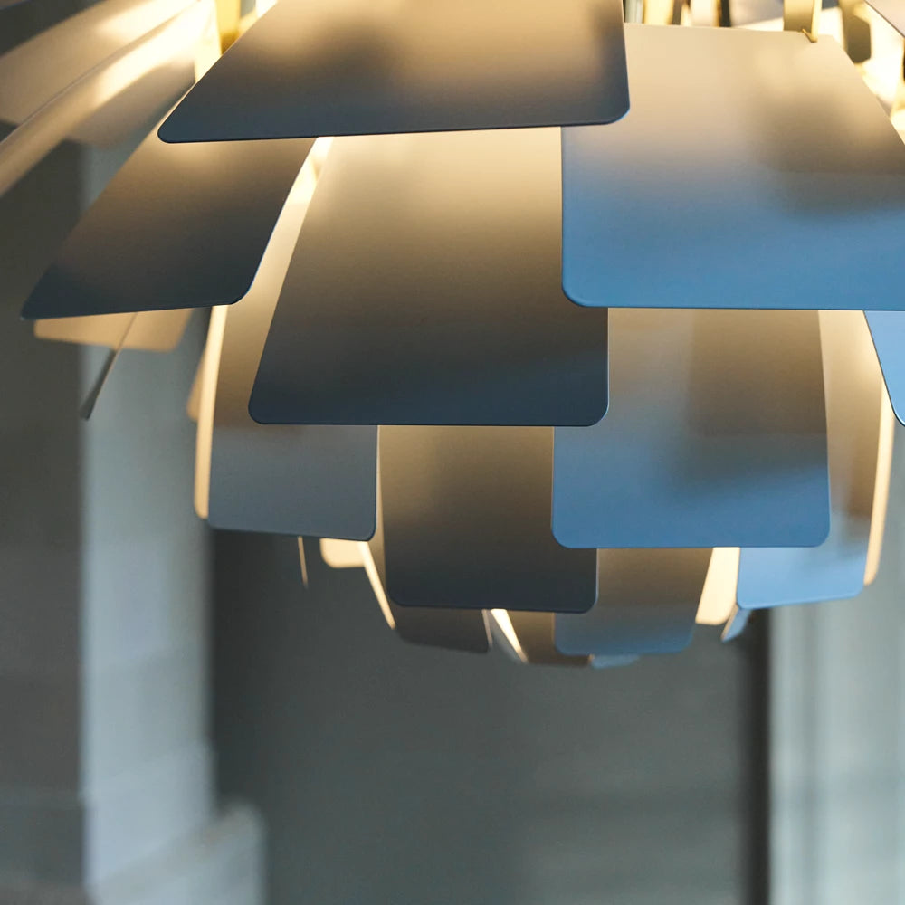 PH Artichoke Ø 600 Pendel Dusty Blue/Metallised Brass lameldetaljer i tændt tilstand