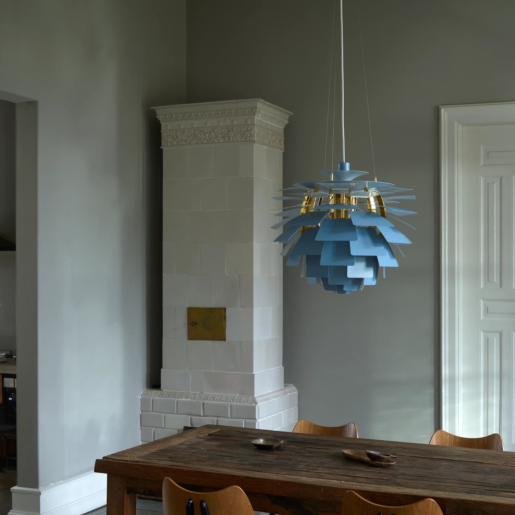 PH Artichoke Ø 480 Pendel Dusty Blue/Metallised Brass slukket over spisebordet