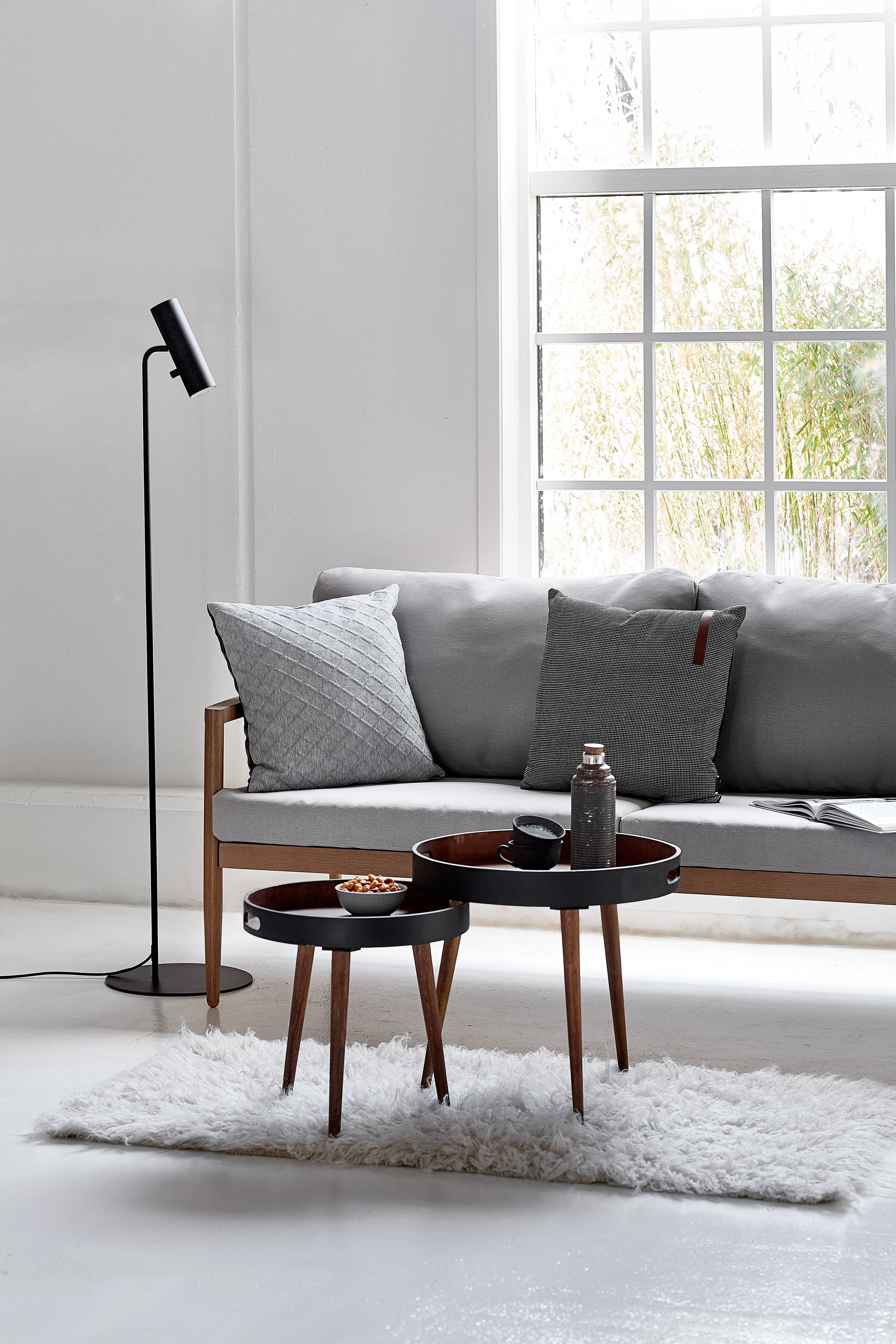 MIB 6 sort gulvlampe