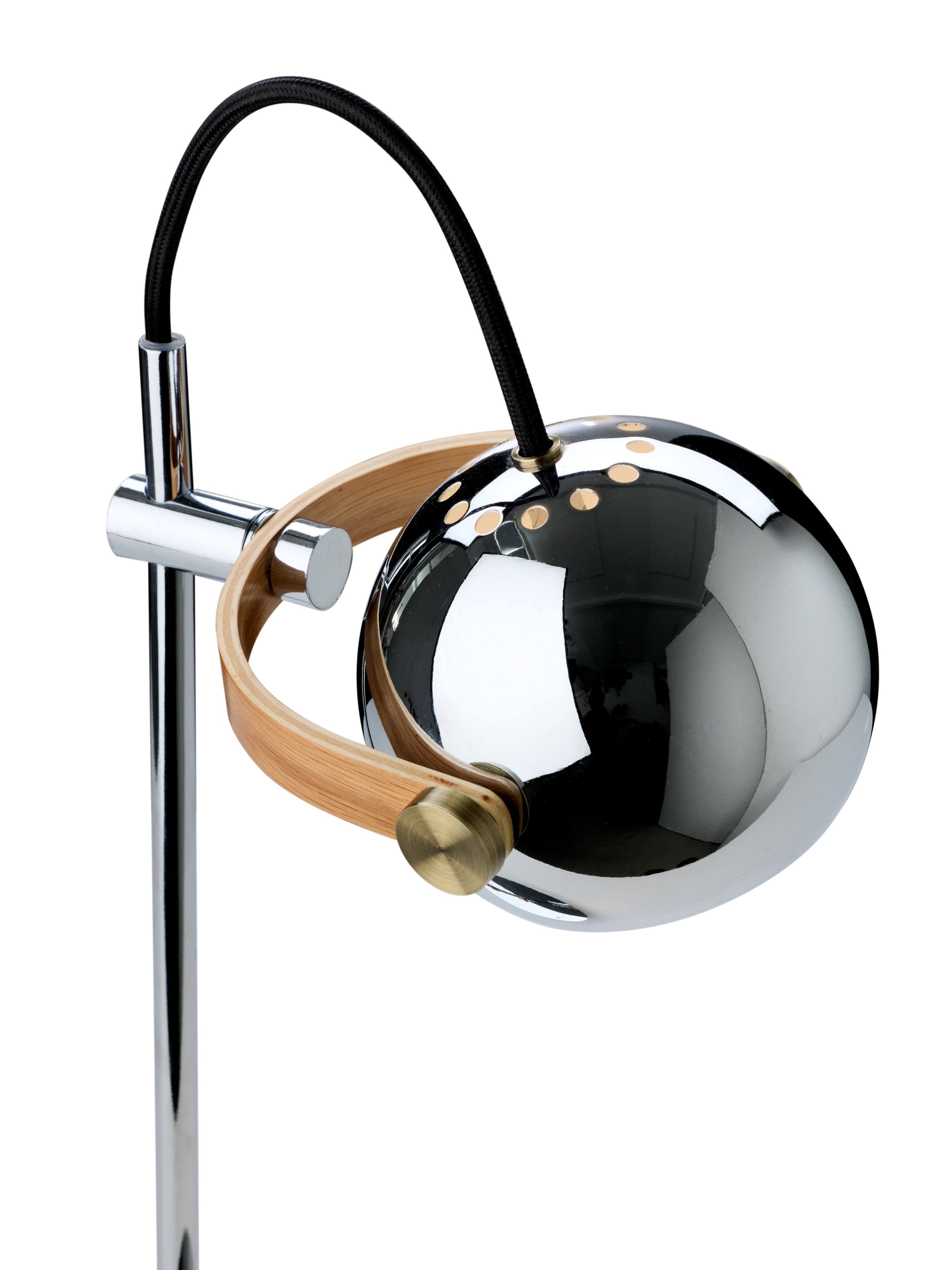 Zoomet helt ind på lampeskærmen fra DC 2-Arm Gulvlampe Ø18 i Krom