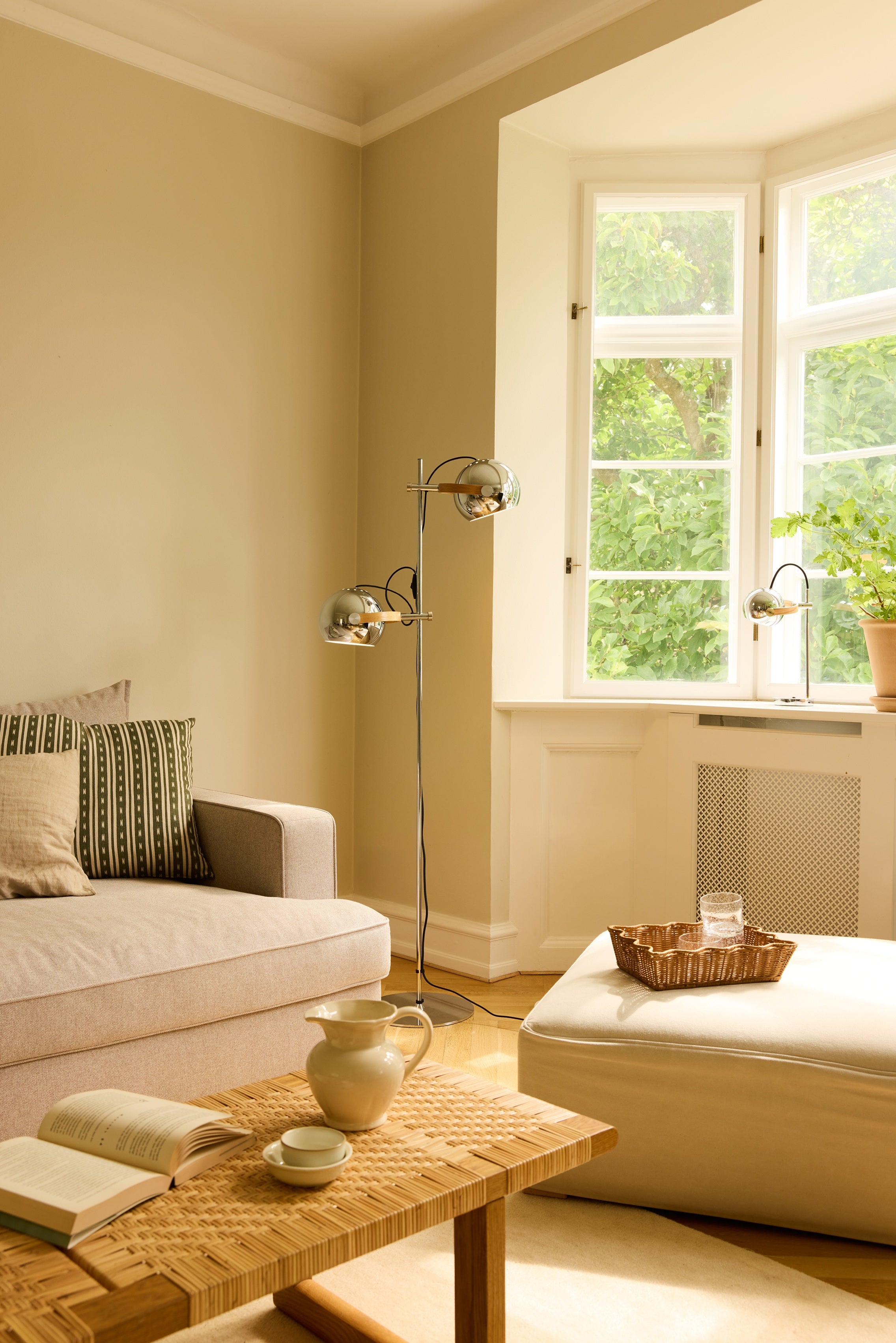 Den unikke designet DC 2-Arm Gulvlampe Ø18 i Krom placeret i stuen for dens behagelige belysning 